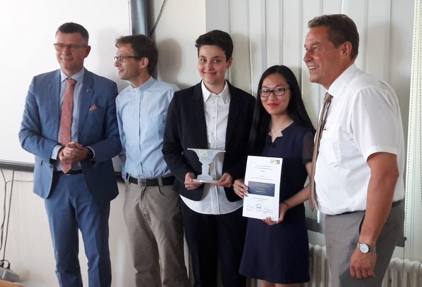 1. Platz im Bundeswettbewerb Ethik: Valerie Heyne (Q12) und Chenlin Ruan (Q12)