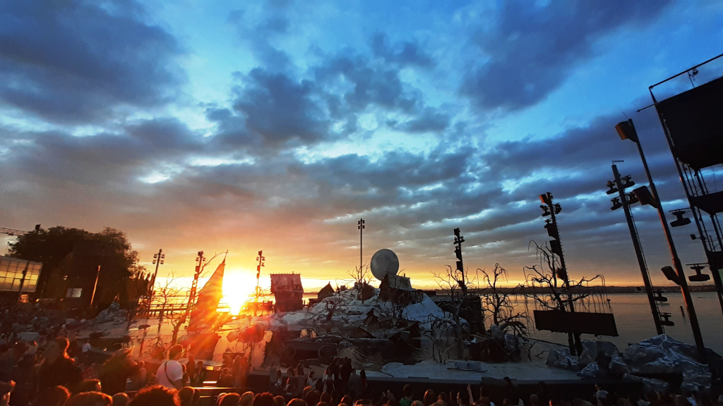 Eine Wasseroper mit Sonnenuntergang im Schnee am Bodensee