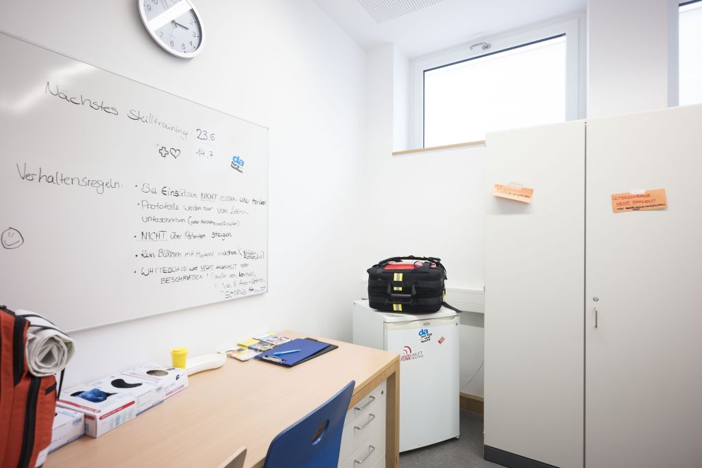 "Schulsanit&auml;ter, bitte zum Sekretariat!"