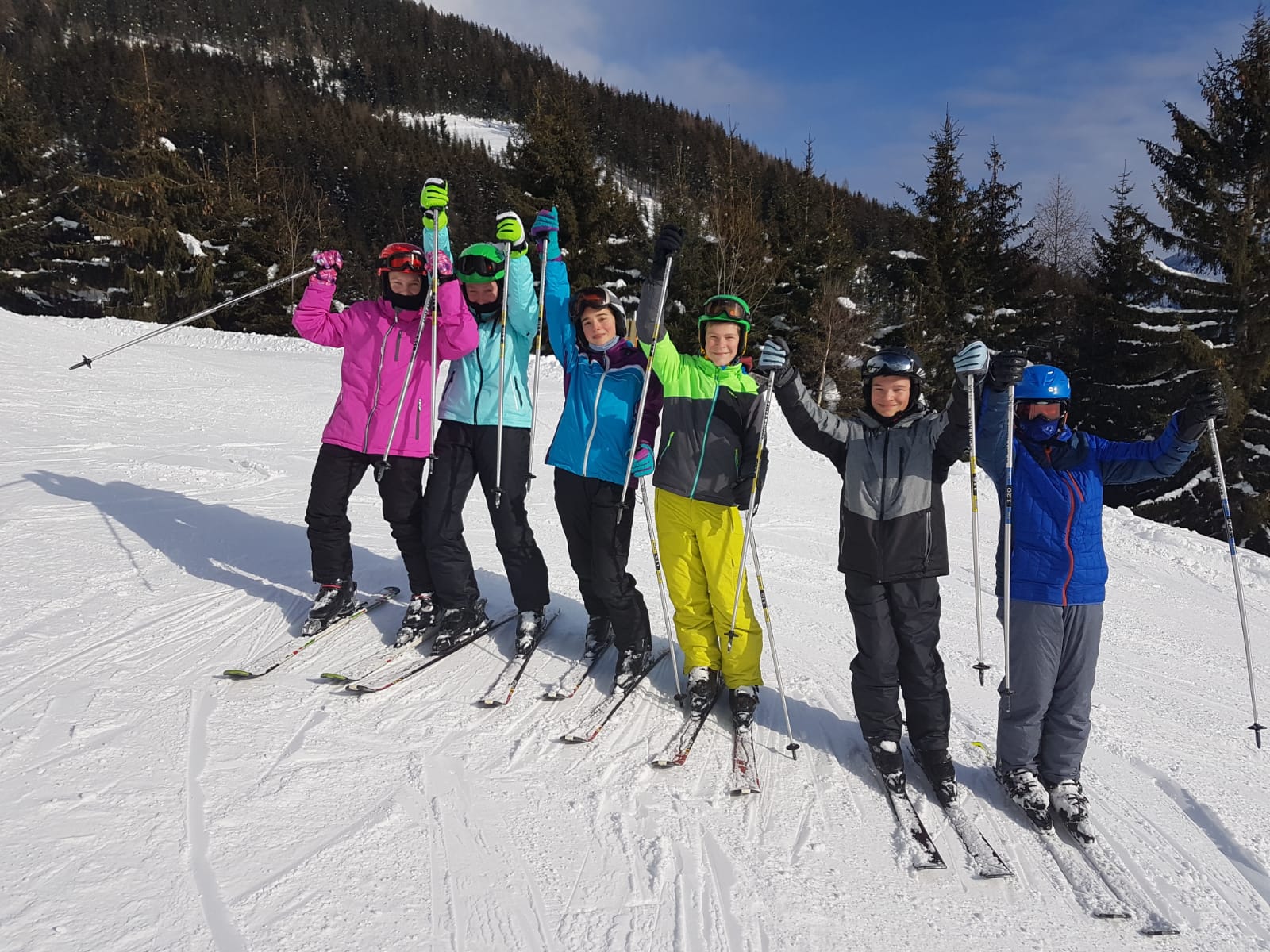 "Gl&uuml;ckliche Sch&uuml;ler bei der Arbeit"