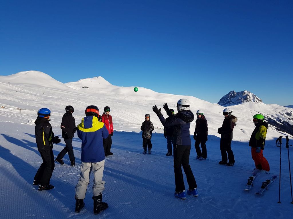 "Gl&uuml;ckliche Sch&uuml;ler bei der Arbeit"