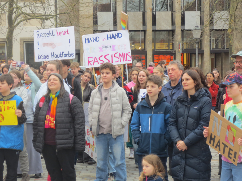 Bunt gegen Rassismus-Demo