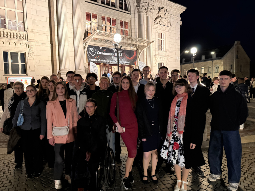 &bdquo;Der zerbrochne Krug&ldquo; &ndash; Ein moderner Blick auf Macht und Missbrauch