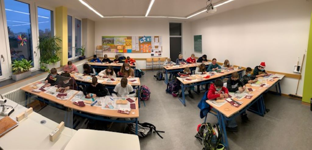 Die Klasse 6e beim Basteln r&ouml;mischer Schreibt&auml;felchen!