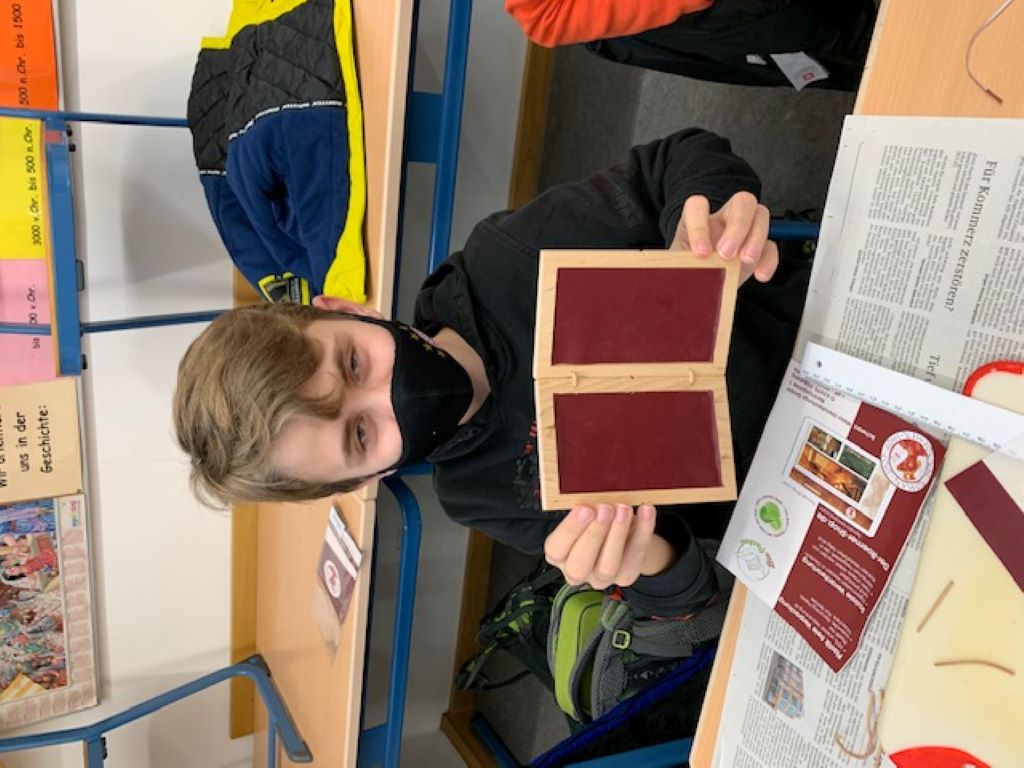 Die Klasse 6e beim Basteln r&ouml;mischer Schreibt&auml;felchen!