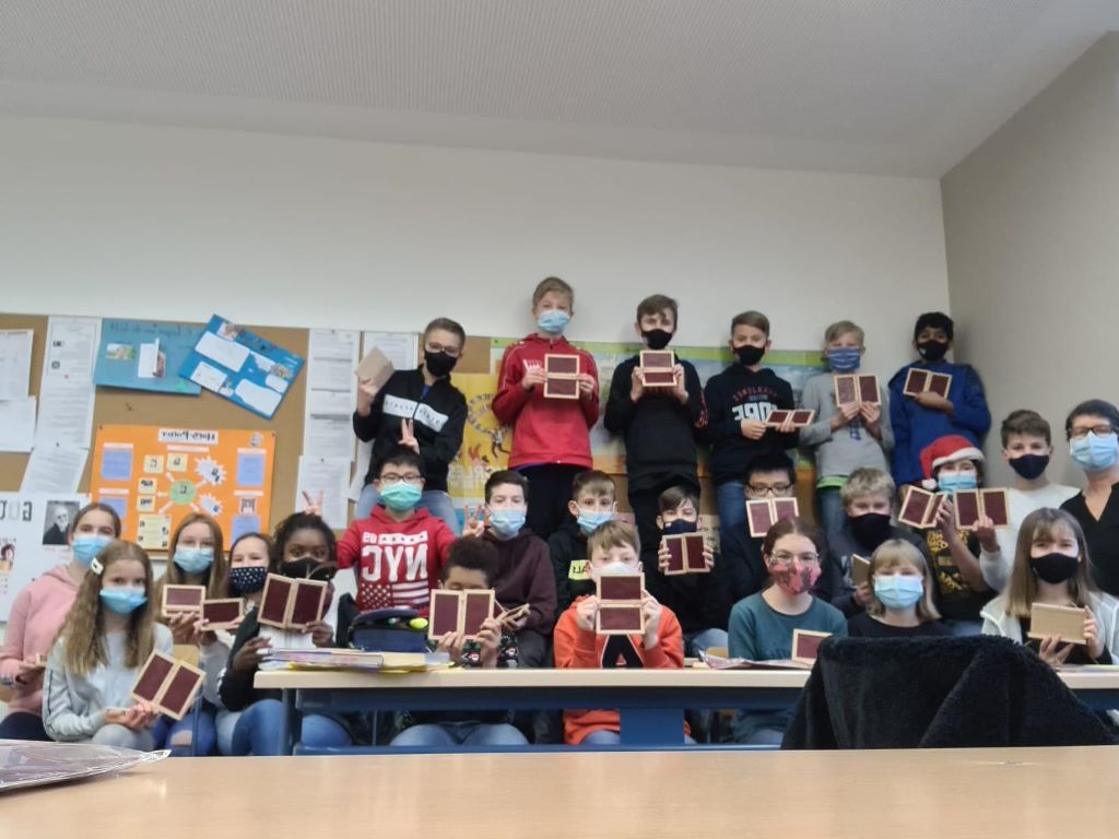 Die Klasse 6e beim Basteln r&ouml;mischer Schreibt&auml;felchen!