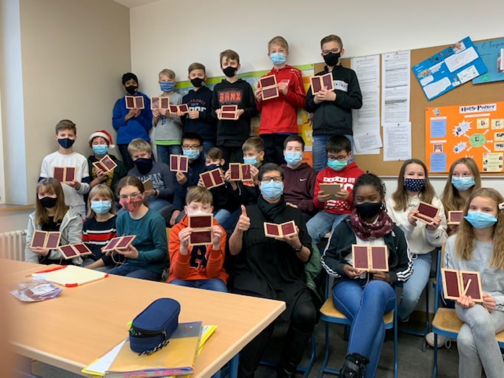 Die Klasse 6e beim Basteln r&ouml;mischer Schreibt&auml;felchen!