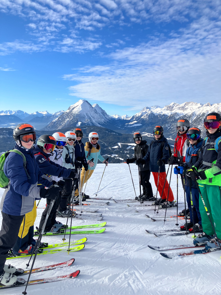 Die Klassen 8a und 8c gr&uuml;&szlig;en aus dem Skilager in Seefeld