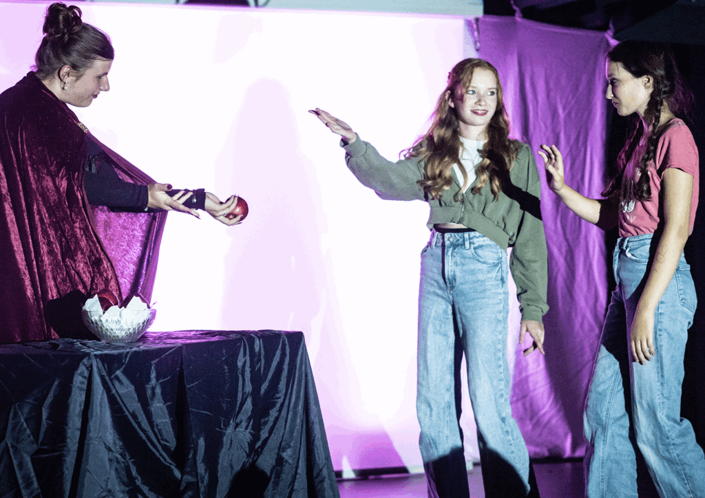 &bdquo;Familiengeschichten&ldquo;  Auff&uuml;hrung des Mittelstufentheaters am 9.7.25