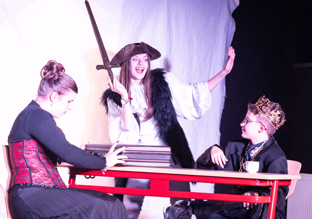 &bdquo;Familiengeschichten&ldquo;  Auff&uuml;hrung des Mittelstufentheaters am 9.7.25