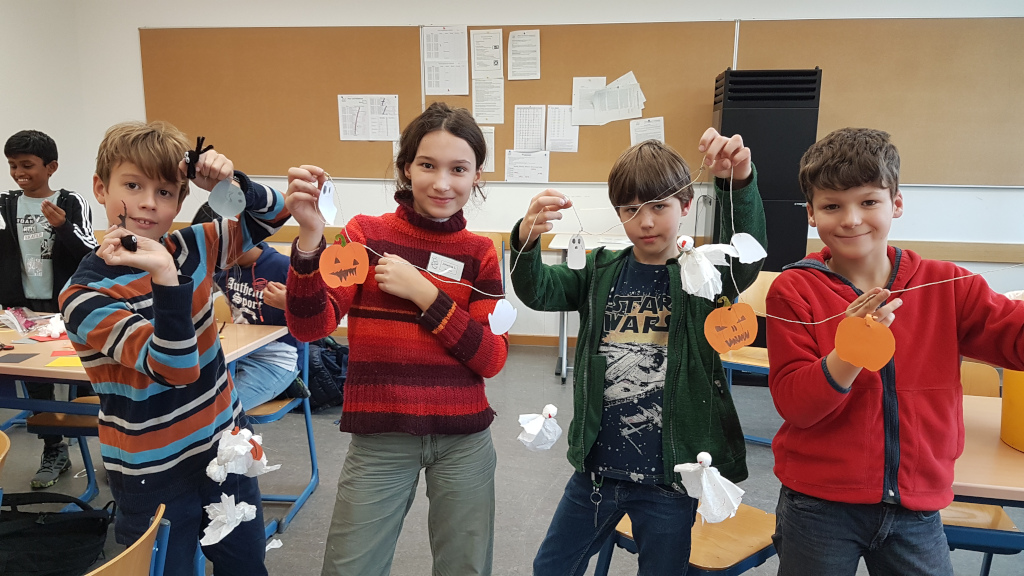 Halloween-Basteln mit dem Bibliotheksteam