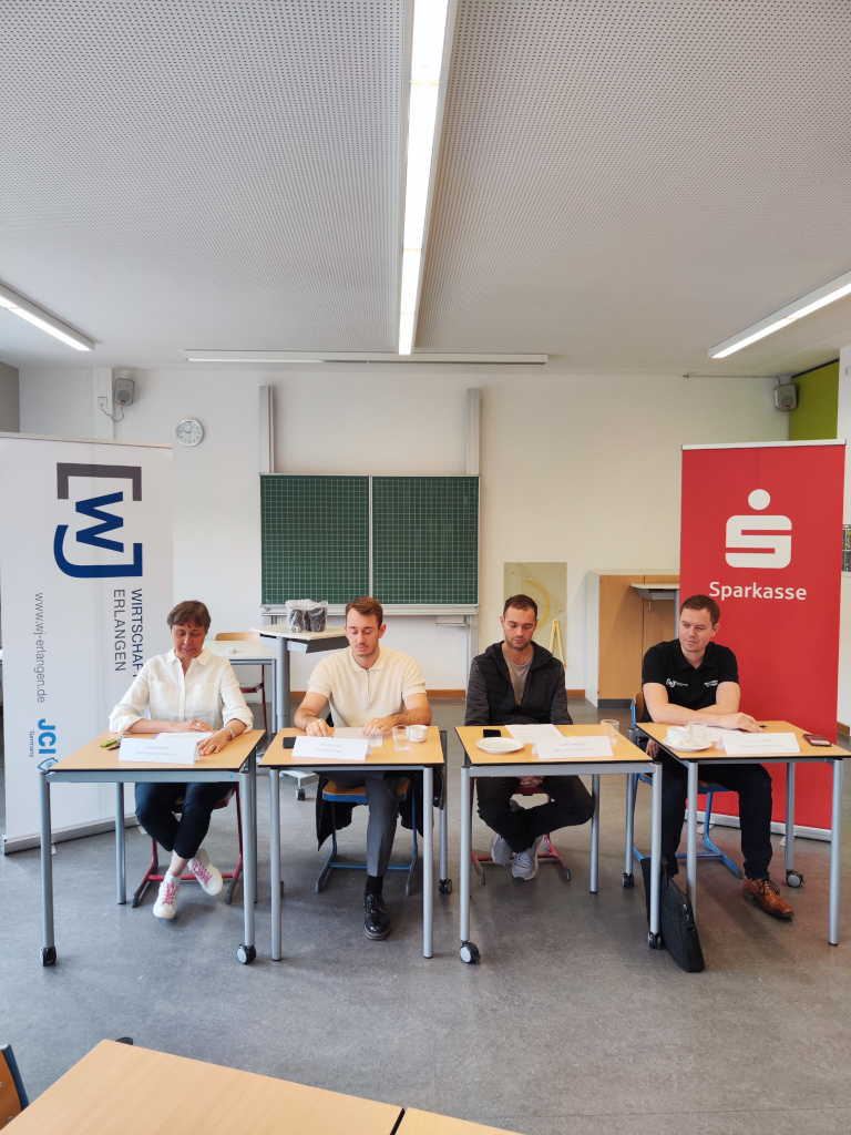 Jung, kreativ, unternehmerisch: Schulfinale des Gesch&auml;ftsmodell-Pitches am ASG  begeistert Fachjury