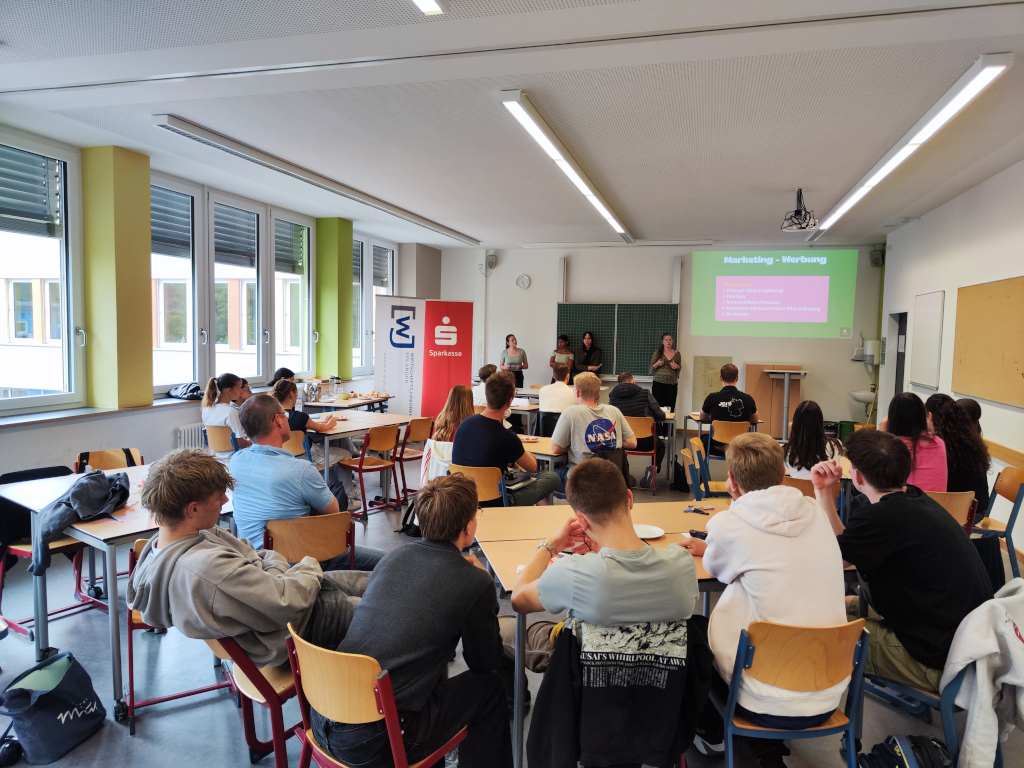 Jung, kreativ, unternehmerisch: Schulfinale des Gesch&auml;ftsmodell-Pitches am ASG  begeistert Fachjury