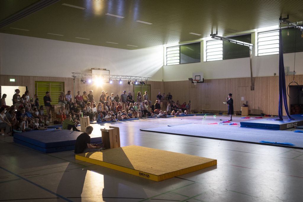 Nachtrag: Auff&uuml;hrung des Zirkus &bdquo;Regenbogen&ldquo; durch die Sportklasse 5cd