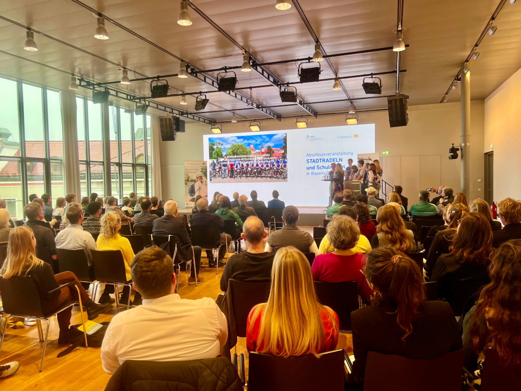 P-Seminar "Radfernfahrt 2025: Europ&auml;ische Institutionen in bewegten Zeiten" bei der Abschlussveranstaltung des STADT- und Schulradelns am 24.11.2025 in M&uuml;nchen